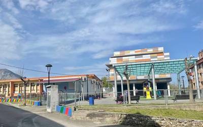 Atxondon eskolako patioa estali eta eskola zaharra birgaitu gura dituzte