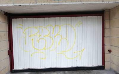 Pintada garajearen atean