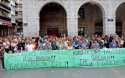 Kiroldegiko beharginek plazara atera dute "soldatak eguneratzeko" eskaera