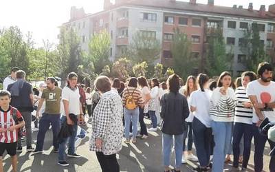 Mendiko Eskolako hezkuntza komunitatea berriz mobilizatu da sukaldeko langileen egoera salatzeko