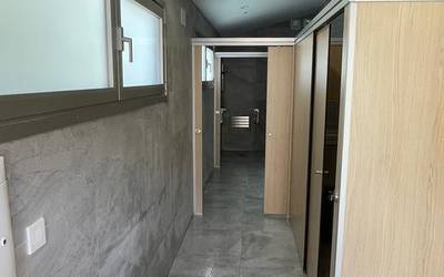 Aldagelak eta komunak berritu dituzte Etxanoko pilotalekuan