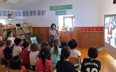 Dani Martirena eta Ane Labaka idazleen bisita izan dute Legasako eskolan