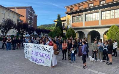 Zaldibarko eraso matxista gaitzesteko elkarretaratzea egin dute