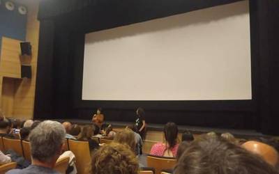 800 lagun baino gehiago eraman ditu Esti Urresolaren filmak Amurrio Antzokira asteburuan