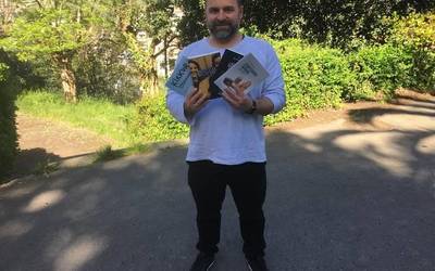 Ibon Azkuek jaso du Elkar argitaletxeak emandako liburu sorta