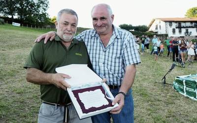 Hil da Felix Irigoien Agerrebere, hainbertze artzain zakur txapelketetan parte hartu zuen artzaina