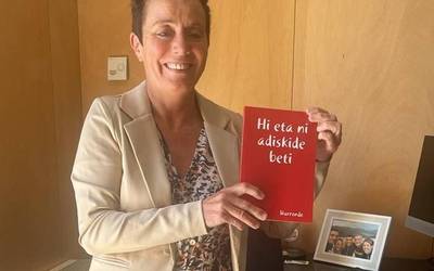 Kepa Barañanok ‘Hi eta ni adiskide beti’ eleberriarekin lortutako etekinak Altsasuko auzian inplikatutako gazteen alde eman ditu