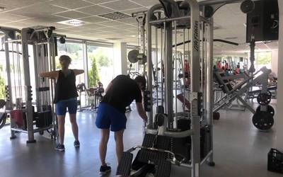 Zortzi makina berri ipini dituzte Larreako fitness gelan
