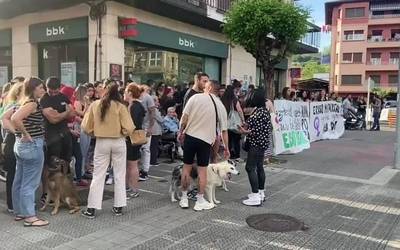 [BIDEOA] Jaietan egondako erasoak salatu dituzte Traña-Matienan