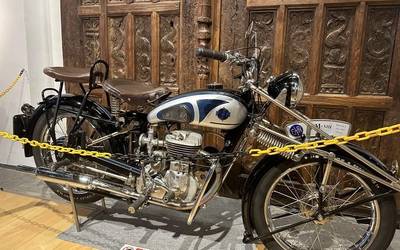 Euskal Herrian egindako motorren eta belomotorren erakusketa zabalik da