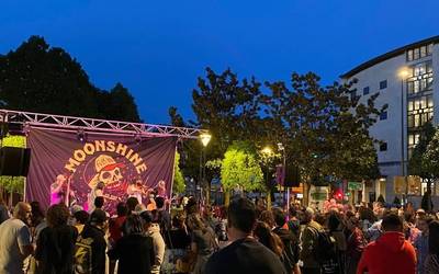 Moonshine Wagonek kontzertua eskaini zuen atzo Lamuza Plazan