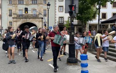 Trikitiaren eta panderoaren soinuekin gozatu dute bailarako trikitilariek Elgetan