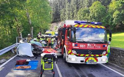 Bi autok elkarren aurka talka egin dute Ibarran, bi pertsona zaurituz