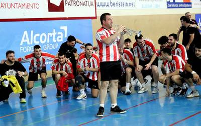 Iker Izeta Sanloko jokalariaren agurrak eskubaloia eta musika uztartu ditu