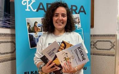 Karkarak zozkatutako Elkar argitaletxearen liburu sortaren irabazleak jaso du saria
