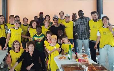 Orioko Ikastolaren Munduko Arrozak ekimenak kolorez eta usain gozoz bete du plaza