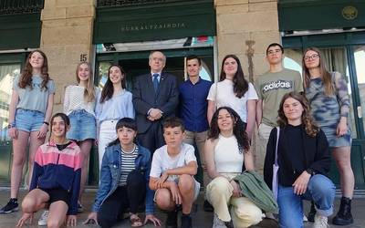 Ostiralean banatu ziren 2022ko Azkue literatura sariak