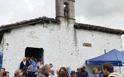 Bergarako San Juan auzoko Santikurutz baselizako ospakizuna, "giro ederrean"