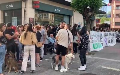 Asteburuan hainbat eraso egon direla salatu du Traña-Matienako Txosna Batzordeak