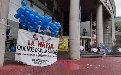 Ertzaintzaren indarkeria salatu dute Marea Urdineko manifestariek Bilboko Itsas Museoaren aurrean egindako elkarretaratzean