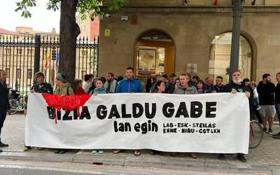 Santakaran hildako kamioilaria gogoan, garraiolarien lan eta erretiro-baldintzak berrikusteko eskatu dute sindikatuek