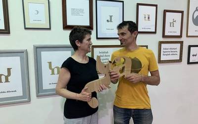 Hitzekin eta irudiekin jolasean