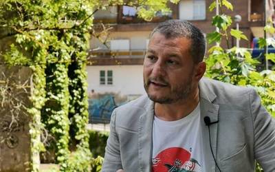 Alvaro Barrios Medina Omniaren alkategaiarekin solasean