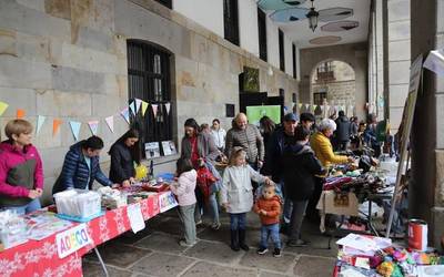 Euskal Herriko GKE-en azoka solidarioa egin dute Bergaran