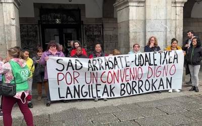 Arrasateko Etxez Etxeko Laguntza Zerbitzuko langileek mobiliziazioak hasi dituzte