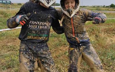 Xabier Gallardon etxalartarra eta Goiuri Urra lesakarra garaile Infernuko karrera moto-kros proban