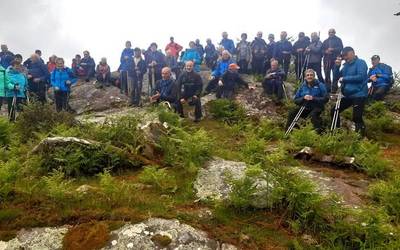 Etxalarko Zentinela mendira igo dira Arkupeak elkarteko mendizaleak