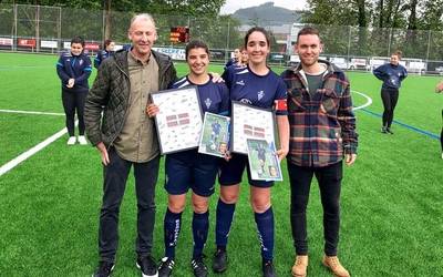 Futbolari agur esan diote Mariñe Diazek eta Ainhoa Etxeberriak