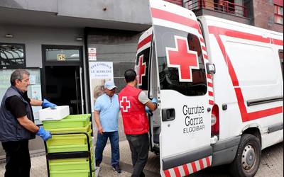 Zapatuero soberan gelditu zaien arraina Gurutze Gorrikoei ematen diete La Bermeana arraindegikoek