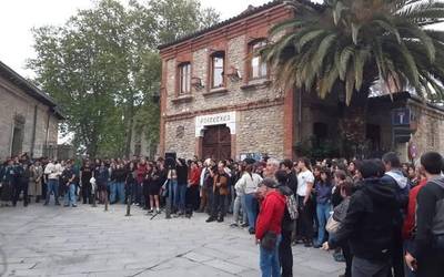 Manifestazioa deitu dute Alde Zaharrean "poliziaren gehiegikeria" salatzeko