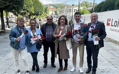 Arrosak herritarrei banatzen aritu dira PSE-EEko hautagaiak