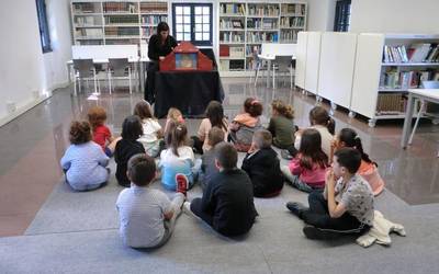 Haurrek adi-adi entzun dituzte Ines Bengoaren ipuinak, liburutegian