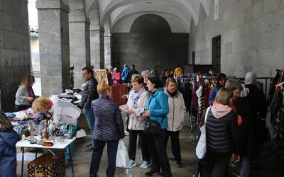 Bigarren eskuko produktuen azoka ari da egiten Bizilore eskola Kontzejupen