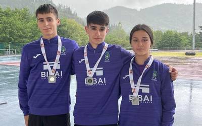 Zilarrezko domina bat eta brontzezko bi Arrasate Atletiko Taldekoek