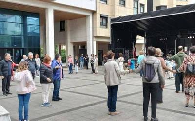 Plaza dantzek eta erromeriak Ondartxo dantzariz bete dute