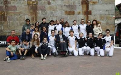 Pilota eta bertsoa uztartuz egun ederra izan dute Zubietan