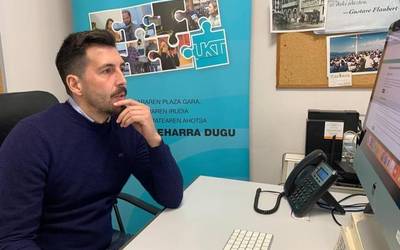 Roman Berloso herritarren galderak erantzuten hasi da