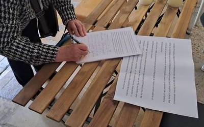 Nagusien egoitza ohia adin bereko herritarrentzat baliatu dezaten, sinadura bilketa abiatu dute