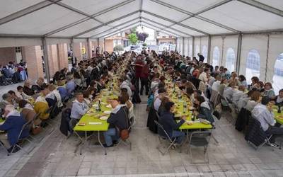 Hainbat belaunaldiren topaleku bilakatu da Latiorro Ikastetxearen 50. urteurrena