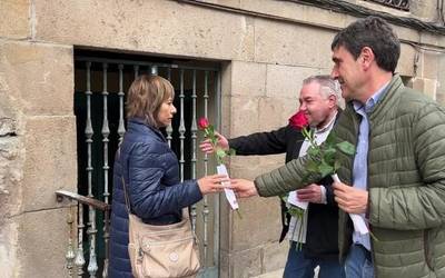 Sozialistak Bergaran egon dira arrosak banatzen