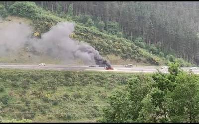 Furgoneta bat erre da A-636 errepidean, eta trafikoa oztopatu du