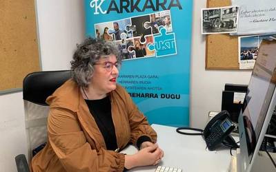 Noemi Ostolaza herritarren galderak erantzuten hasi da