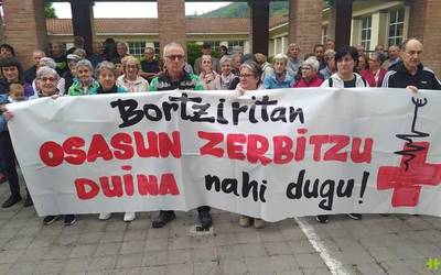 Osasun zerbitzu duinaren aldeko elkarretaratzea eta manifestazioa egin dute Lesakan