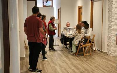 Azkoitiarrak hasi dira botoa ematen