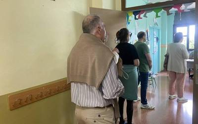 Eguerdiko parte hartze datuaren esperoan, eskualdeko hautetsontziak hasi dira botoz betetzen