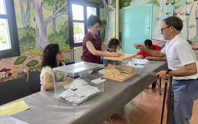 Herritarrak ari dira botoa ematen Aian